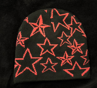 Gorro negro con estrellas rojas