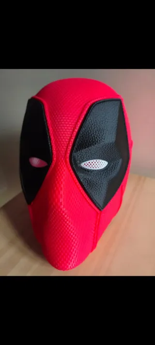 Casco Deadpool Roja y Negra3D.