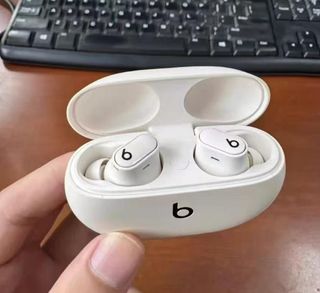 Beats Studio Buds+ Blancos