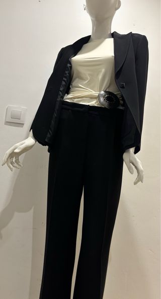 Traje de chaqueta y pantalón negro