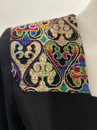 Vestido negro con bordado multicolor
