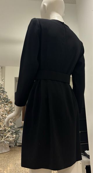 Vestido negro con bordado multicolor