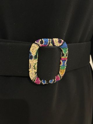 Vestido negro con bordado multicolor