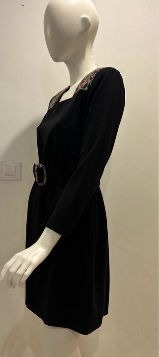 Vestido negro con bordado multicolor