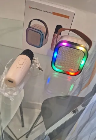 Mini cassa Bluetooth beige con microfono e LED