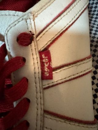 Zapatillas Levi's Blancas y Rojas
