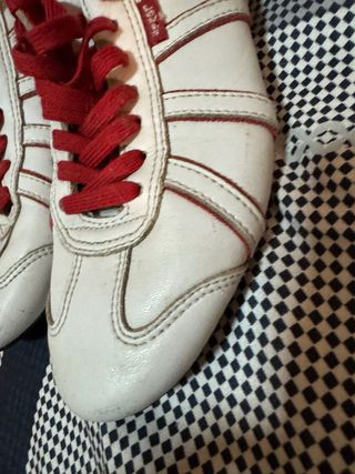 Zapatillas Levi's Blancas y Rojas