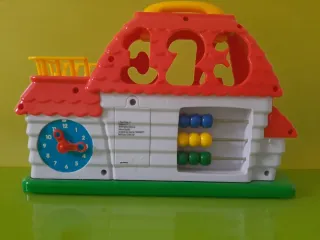 Casa de juguete con números y letras ABC