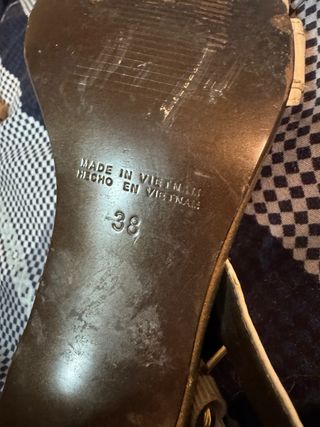 Zapatos de tacón Stradivarius marrones y dorados