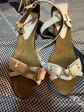 Zapatos de tacón Stradivarius marrones y dorados