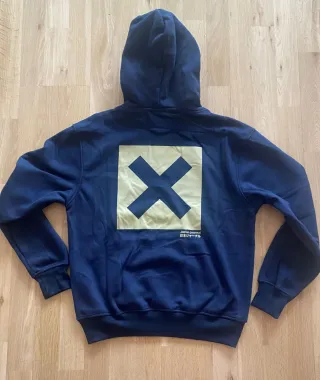 Sudadera azul con logo X dorado talla S