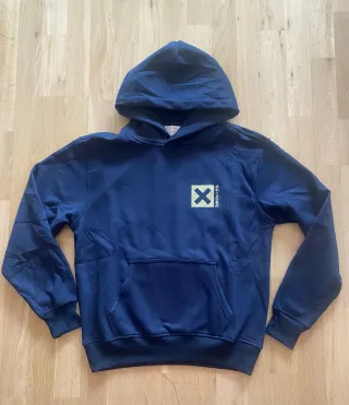 Sudadera azul con logo X dorado talla S