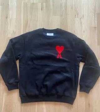 Sudadera talla S negra con logo de corazón rojo