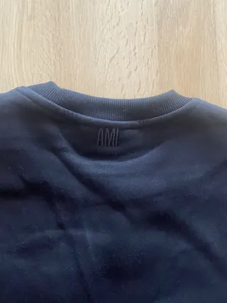 Sudadera talla S negra con logo de corazón rojo