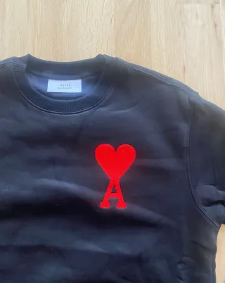 Sudadera talla S negra con logo de corazón rojo