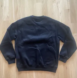 Sudadera talla S negra con logo de corazón rojo