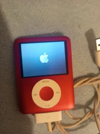 iPod Rojo y Plateado con Cargador