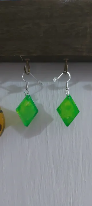 Orecchini e ciondoli in resina.