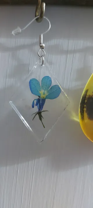 Orecchini e ciondoli in resina.