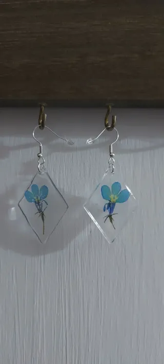 Orecchini e ciondoli in resina.