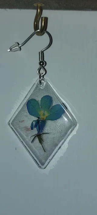 Orecchini e ciondoli in resina.