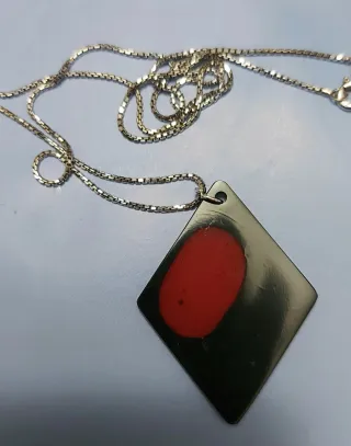 Orecchini e ciondoli in resina.