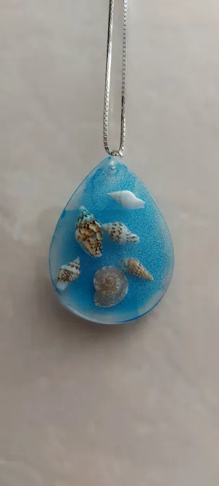 Orecchini e ciondoli in resina.