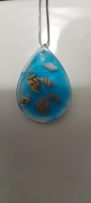 Orecchini e ciondoli in resina.