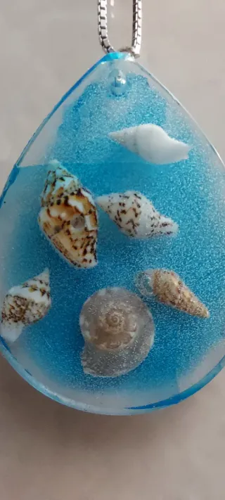 Orecchini e ciondoli in resina.