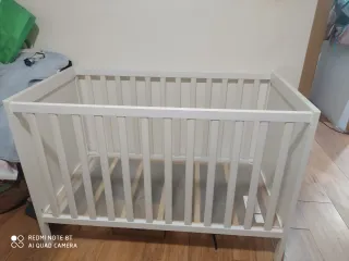 Cuna de madera blanca