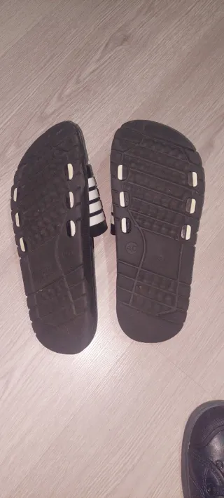 Chancletas de piscina negras y blancas