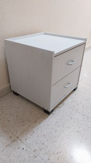 Mesita de noche de madera blanca