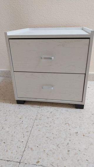 Mesita de noche de madera blanca