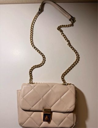 Bolso bandolera beige con cadena dorada