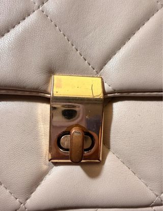 Bolso bandolera beige con cadena dorada