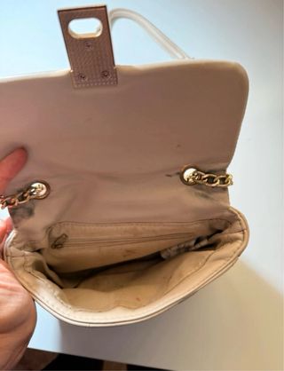 Bolso bandolera beige con cadena dorada