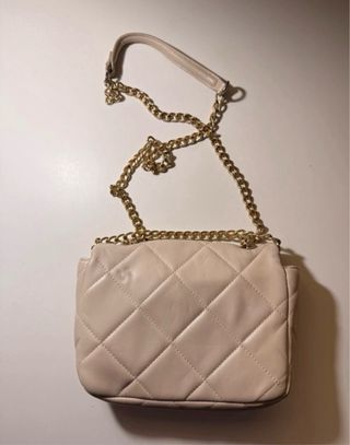 Bolso bandolera beige con cadena dorada