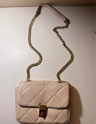 Bolso bandolera beige con cadena dorada
