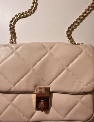 Bolso bandolera beige con cadena dorada