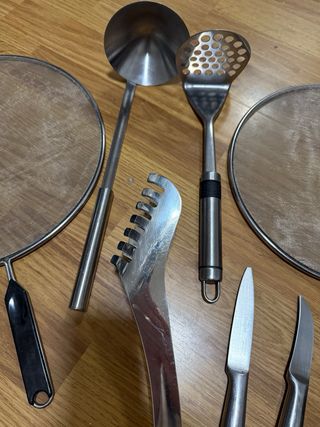 Set di utensili da cucina in metallo e plastica