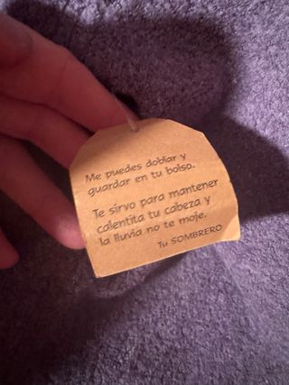 Gorro vaquero con etiquetas