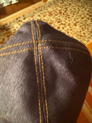 Gorro vaquero con etiquetas