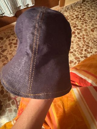 Gorro vaquero con etiquetas