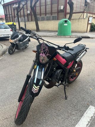 Moto Rieju Tango 50cc Rosa y Negra