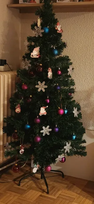 Árbol de Navidad con adornos