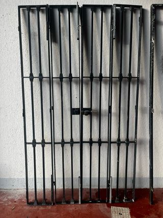 Reja de seguridad 4 hojas articulada y cerradura.