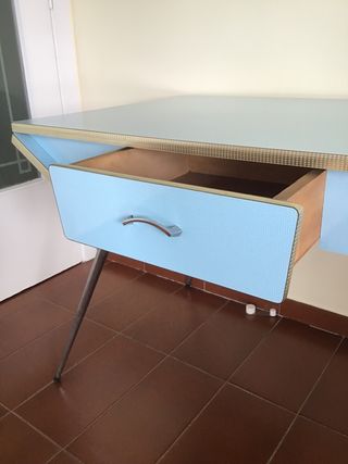 Tavolo da cucina vintage Formica blu cielo
