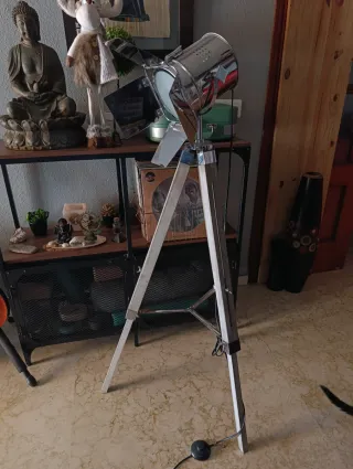 Lámpara Trípode Metálica y Madera