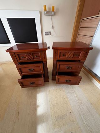2 Mesitas de noche de madera