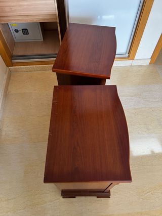 2 Mesitas de noche de madera